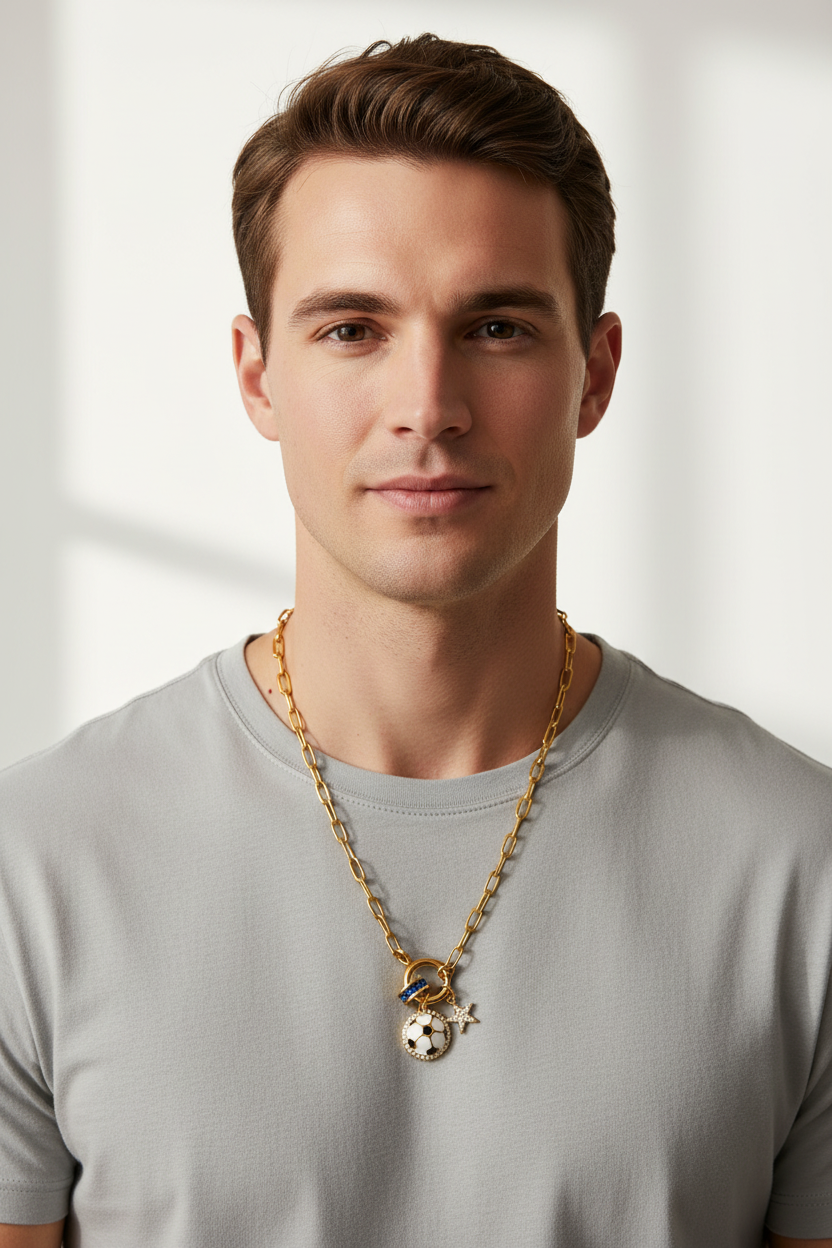 男性足球项链佩戴图