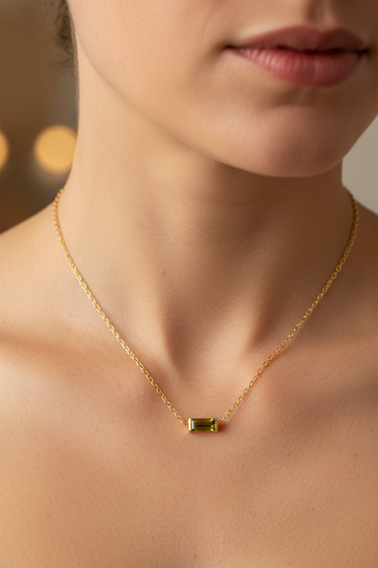 橄榄石长方形项链 - 佩戴场景图