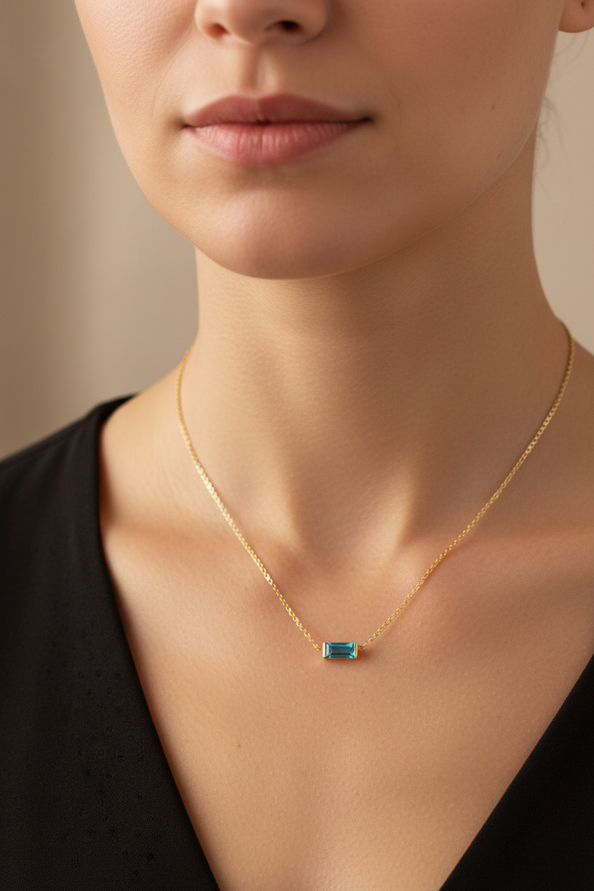 海蓝宝长方形项链 - 佩戴场景图