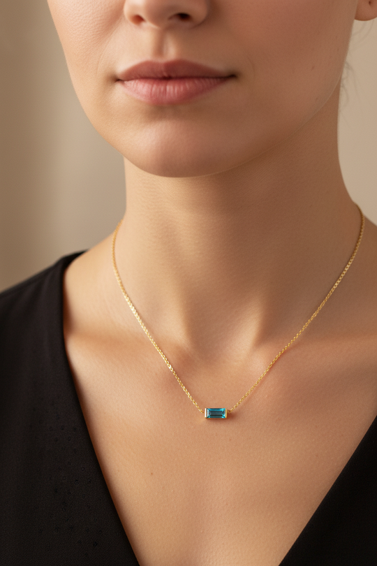 海蓝宝长方形项链 - 佩戴场景图