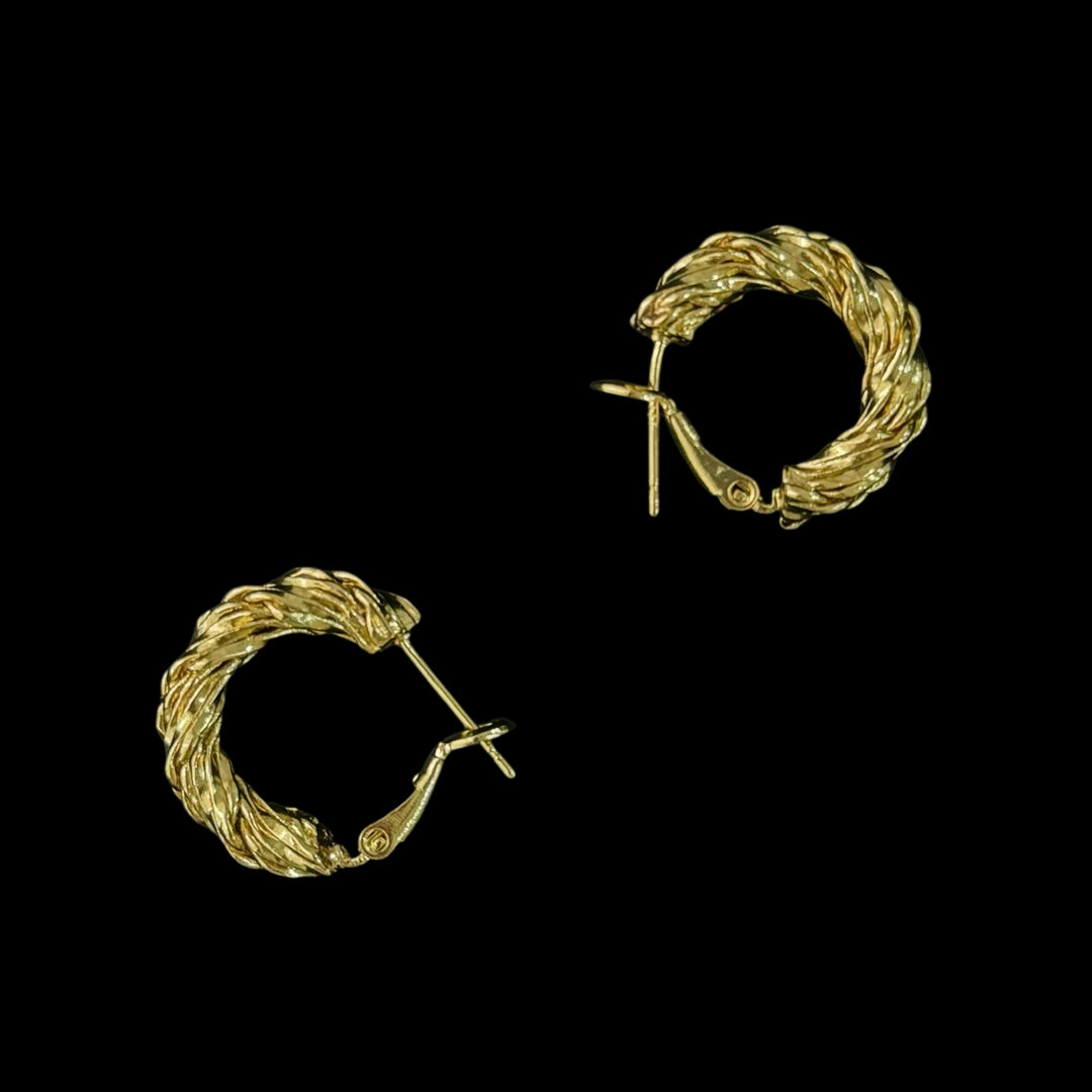 Twist Ribbon Chain A subtle curve, a bold presence
