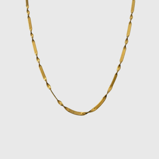 Twist Ribbon Chain A subtle curve, a bold presence