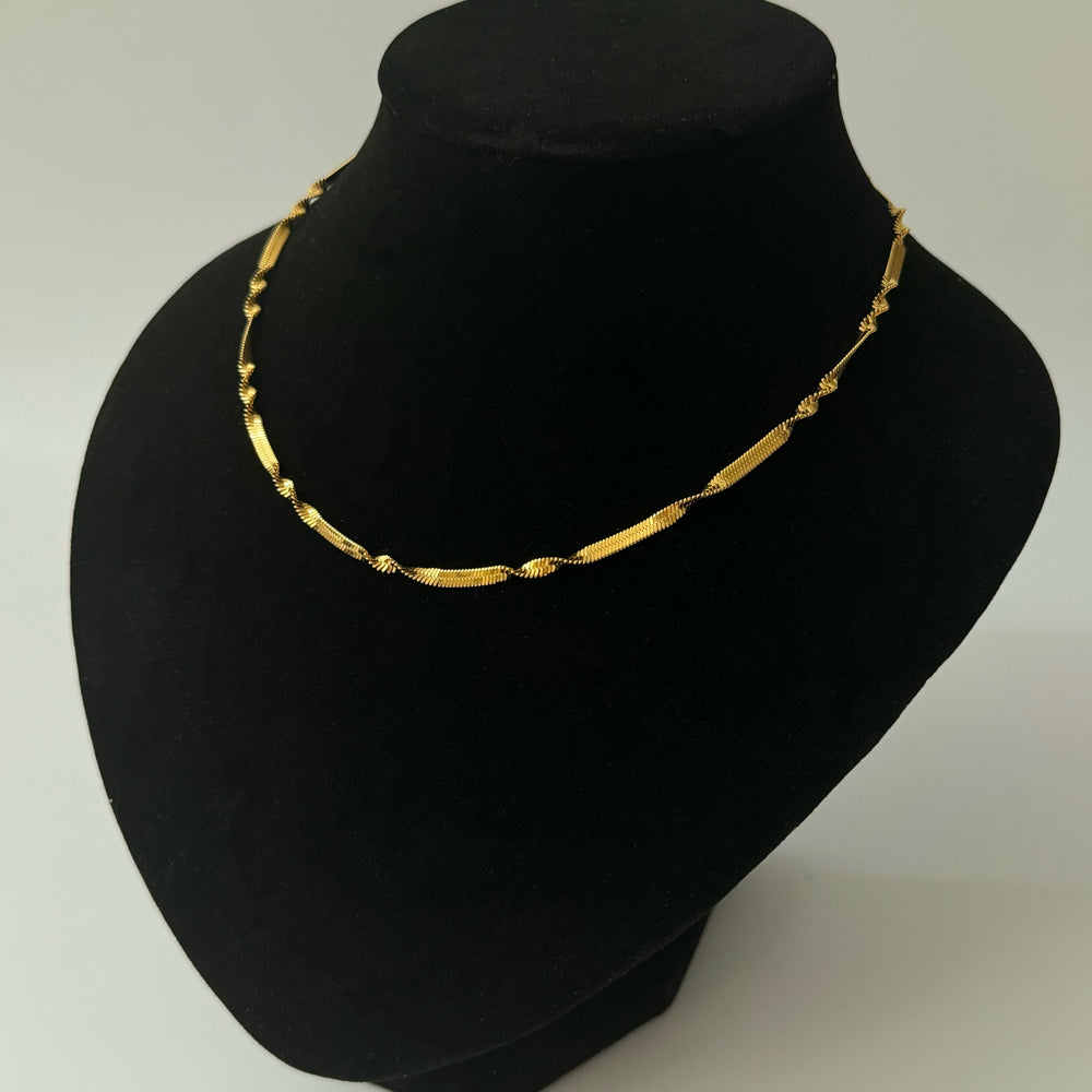 Twist Ribbon Chain A subtle curve, a bold presence
