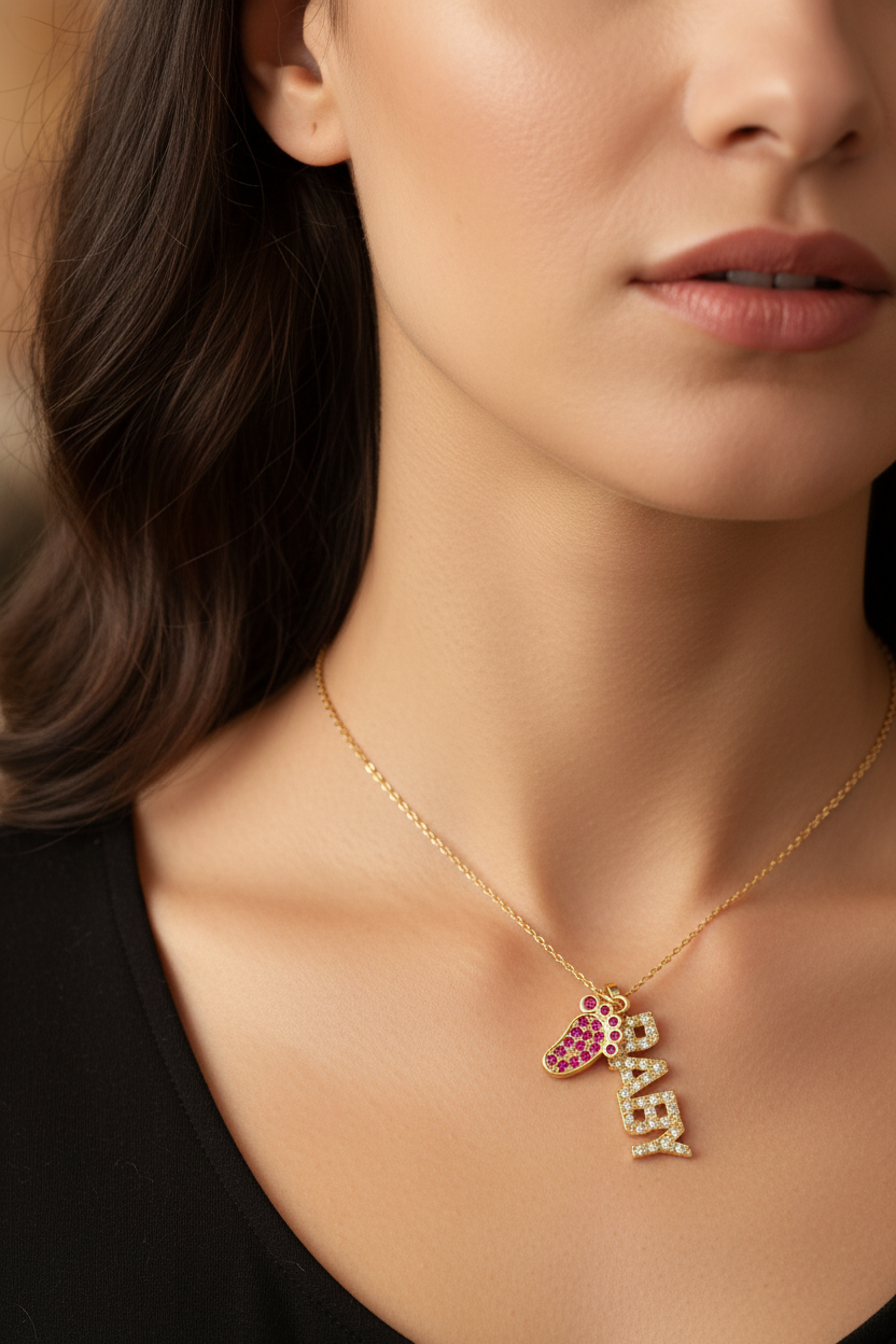 "BABY" 脚印字母吊坠 - 佩戴场景图