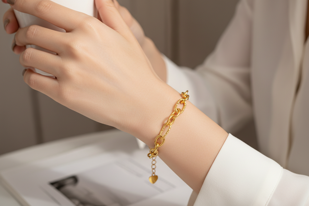 Textured Oval Link Chain - 北美女性佩戴图